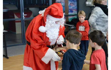 Le Père Noël de passage à l'école de volley
